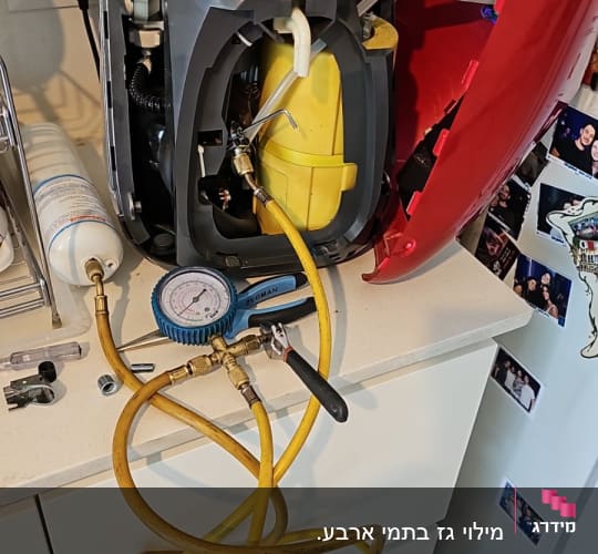 כלי עבודה של אינסטלטור עם צינור ומד לחץ